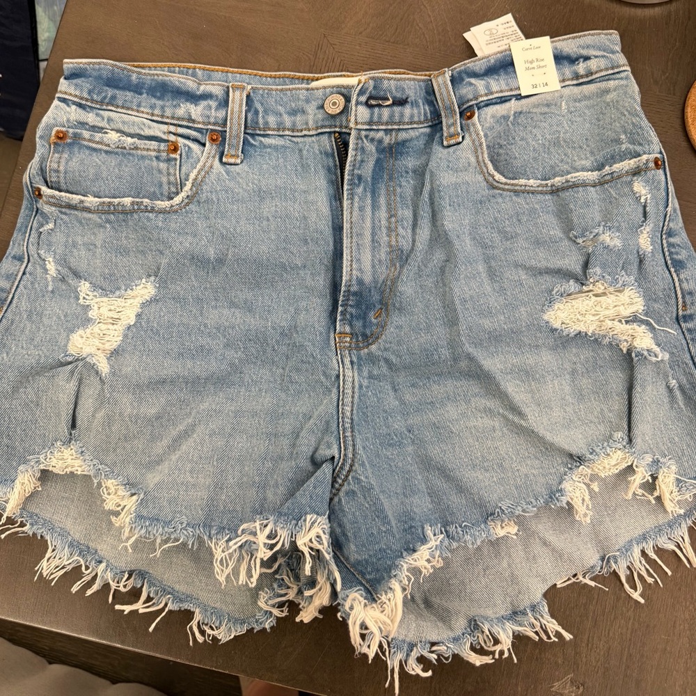 Abercrombie & Fitch High Rise Mom Shorts in Distressed Denim-Curve Love size 14